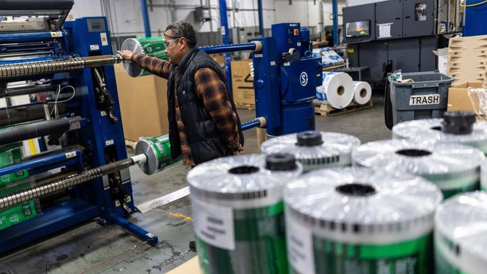 Industri Plastik AS Terpukul Dampak Perang Iran An employee operates a machine next to rolls of plastic to produce grocery bags at Emerald Packaging in Union City, California, U.S., April 6, 2026. As the U.S.-Israel conflict with Iran continues, Kevin Kelly, chief executive of Emerald Packaging, believes prices are expected to rise for the plastic resin that Emerald Packaging turns into produce bags for grocery stores, with a two‑step jump over a few weeks—from 45 to 55 and then to 85 cents per pound—setting up likely disputes with customers and possible force majeure cancellations of contracts it can no longer afford to honor. REUTERS/Carlos Barria