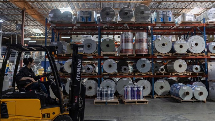 Industri Plastik AS Terpukul Dampak Perang Iran An employee operates a machine next to rolls of plastic to produce grocery bags at Emerald Packaging in Union City, California, U.S., April 6, 2026. As the U.S.-Israel conflict with Iran continues, Kevin Kelly, chief executive of Emerald Packaging, believes prices are expected to rise for the plastic resin that Emerald Packaging turns into produce bags for grocery stores, with a two‑step jump over a few weeks—from 45 to 55 and then to 85 cents per pound—setting up likely disputes with customers and possible force majeure cancellations of contracts it can no longer afford to honor. REUTERS/Carlos Barria