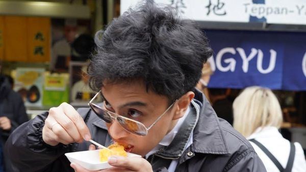 Ini Gaya Keren Pengacara Sangun Ragahdo saat Kulineran di Jepang dan Thailand