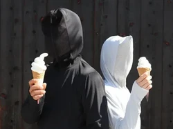 Keren! Jaket Anti UV Ini Dilengkapi Masker Wajah yang Bisa Dipakai Ngemil