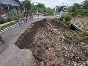 Jalan Ambles di Nganjuk Makin Parah, Tinggal 1 Meter dari Rumah Warga