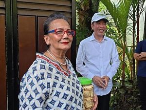 Karak Jadi Perhatian! Ini Oleh-oleh Christine Hakim Usai Temui Jokowi
