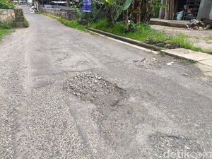 Jalan di Kuningan Memprihatinkan, Berlubang dan Picu Kecelakaan