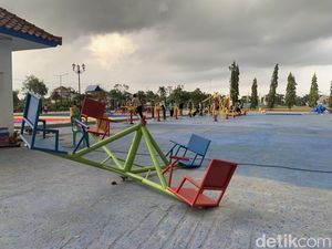 Belum Sepekan Dibuka, Sarana Bermain di Taman Kota Giri Menang Rusak