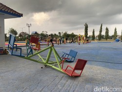 Belum Sepekan Dibuka, Sarana Bermain di Taman Kota Giri Menang Rusak