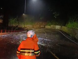 Longsor di Cadas Pangeran Sumedang, Akses Jalan Tertutup