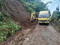 Longsor Terjang Dusun Sengon Malang, Jalan Sempat Lumpuh Total