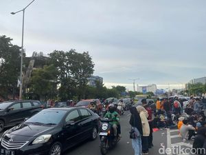 Demo Mahasiswa Depan UNM Makassar, Lalin Pettarani ke Alauddin Macet