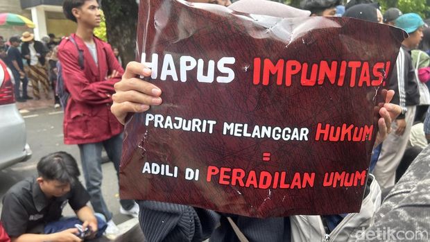 Mahasiswa Demo di MK