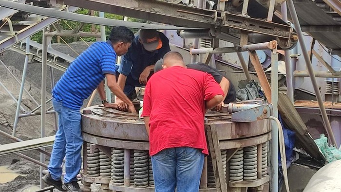 Pengusaha Abdul Salam di Maros mengaku tertipu Rp 4,16 miliar terkait mesin stone crusher bekas. Ia laporkan kasus ini ke Polres Maros.