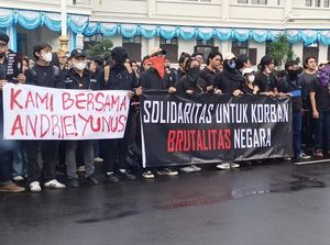 Pakai Pita Pink-Oranye, Massa GELAP di Malang Tuntut Keadilan Andrie Yunus