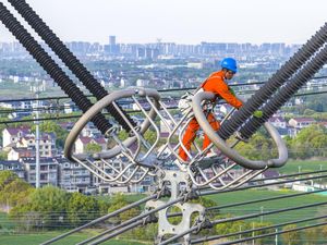 Perawatan Listrik Tegangan Tinggi, Petugas Hadapi Bahaya di Ketinggian