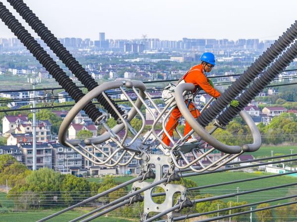 Perawatan Listrik Tegangan Tinggi, Petugas Hadapi Bahaya di Ketinggian