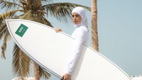 Mengenal Lamar Mufti, Wanita Hijab Satu-satunya di Kompetisi Selancar Dunia
