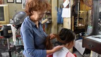 Puluhan Tahun Menggunting Harapan, Kisah Yatty dan Salon Sederhana di Sudut Surabaya