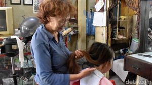 Puluhan Tahun Menggunting Harapan, Kisah Yatty dan Salon Sederhana di Sudut Surabaya