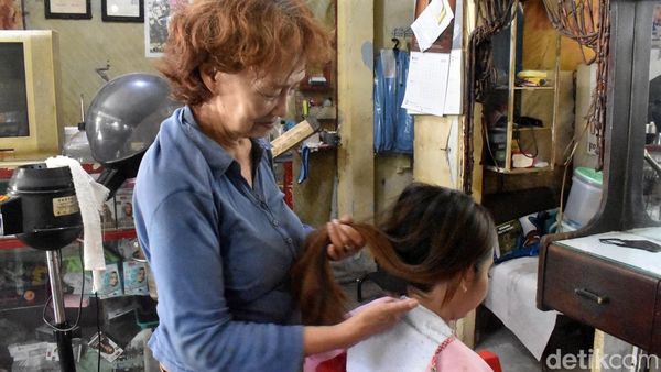 Puluhan Tahun Menggunting Harapan, Kisah Yatty dan Salon Sederhana di Sudut Surabaya