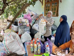 Manfaatkan Harga Plastik Naik, Warga Brebes Cuan Lewat Bank Sampah