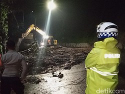 Alat Berat Dikerahkan Evakuasi Longsor di Cadas Pangeran Sumedang