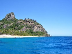 Terseret Badai, Kapal Pesiar Kandas di Pulau Monuriki