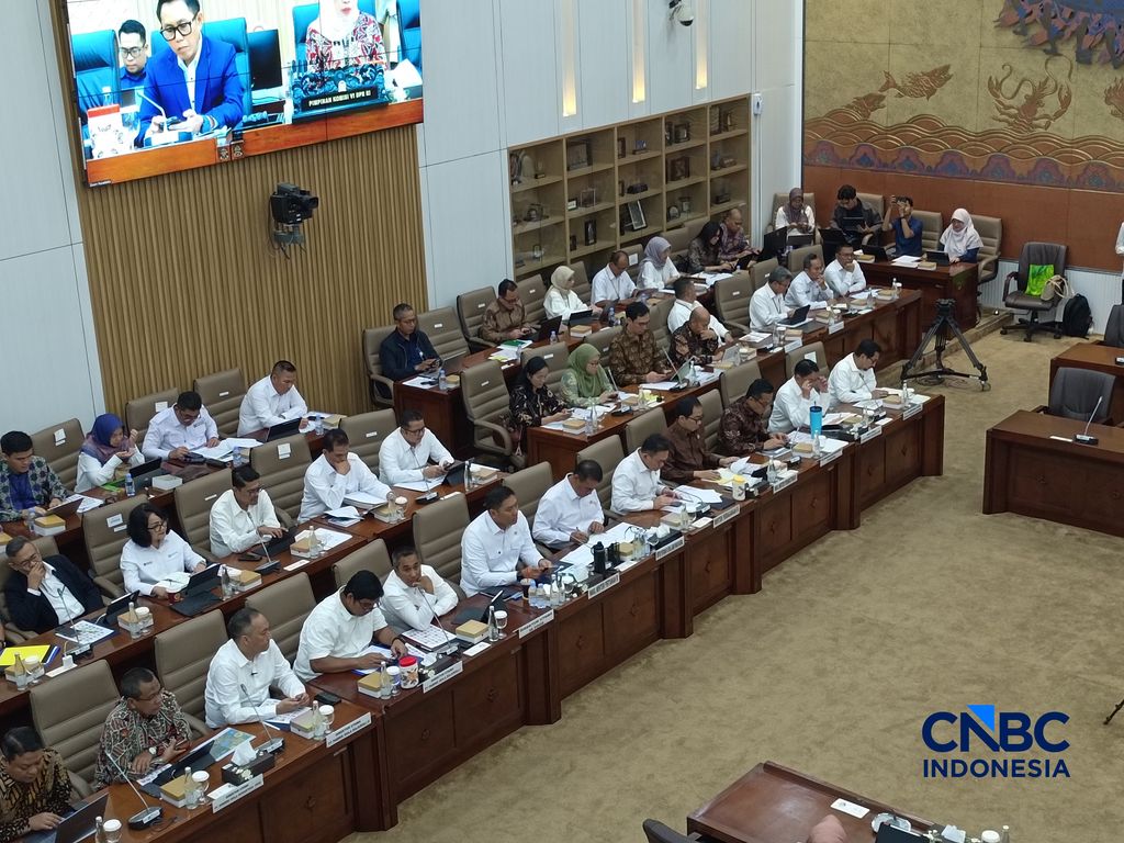 Rapat Kerja Komisi VI DPR RI berbareng Menteri Pertanian, Menteri Perindustrian, Menteri Perdagangan, dan Danantara di Kompleks Parlemen, Jakarta, Rabu (8/4/2026). (CNBC Indonesia/Martyasari Rizky)