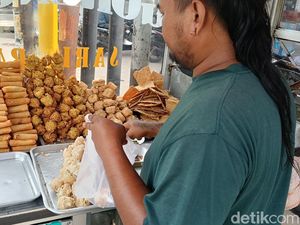 Curhat Penjual Gorengan Indramayu: Harga Plastik Naik, Ukuran Diperkecil