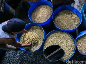 Siasat Perajin Tahu Pangkas Ukuran demi Bertahan Saat Harga Kedelai Mahal