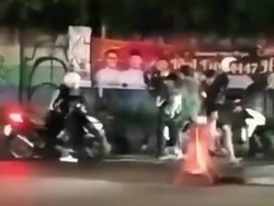 Brutal! Berandalan Motor Bacok-Begal Pengendara di Cimahi