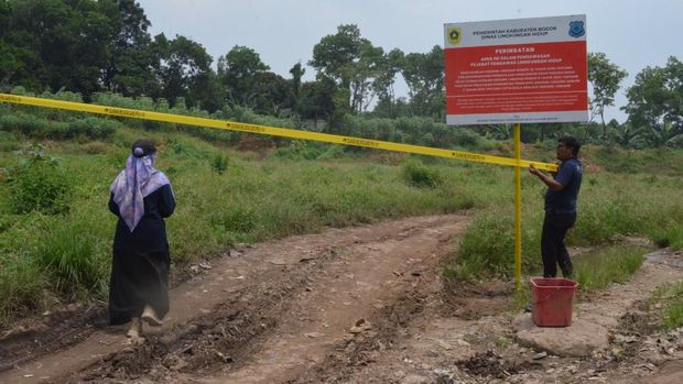 Tempat pembuangan sampah terlarangan di Klapanunggal disegel. (Dok. ist)