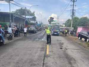 Terpeleset, Pemotor Tewas Terlindas Tronton di Mijen Demak