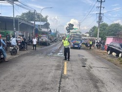 Terpeleset, Pemotor Tewas Terlindas Tronton di Mijen Demak