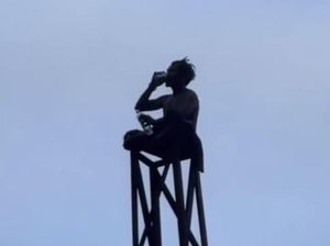 ODGJ di Muna Panjat Tower Internet Kominfo Sambil Minum Miras