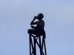 ODGJ di Muna Panjat Tower Internet Kominfo Sambil Minum Miras