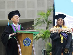 Unik! Wisudawati asal Fiji Kenalkan Pakaian Tradisional di Momen Wisuda UMS