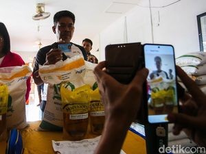 3.827 Warga Terima Bantuan Pangan di Kedaung Kali Angke