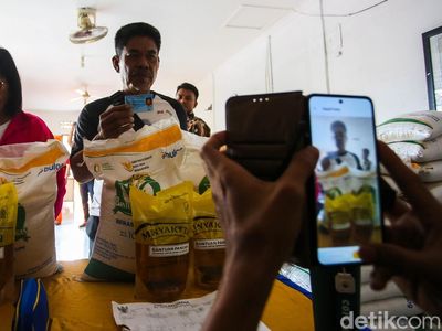 3.827 Warga Terima Bantuan Pangan di Kedaung Kali Angke