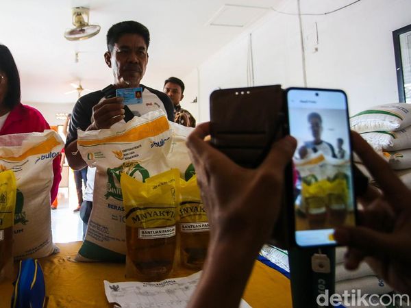 3.827 Warga Terima Bantuan Pangan di Kedaung Kali Angke