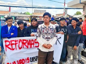 Riuh Pelantikan Rektor UBP Karawang, Mahasiswa Protes Dugaan Intimidasi