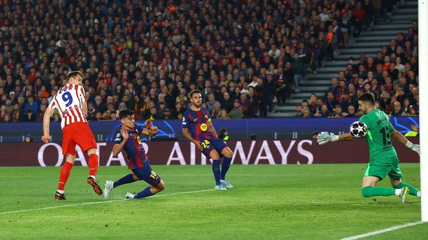 Soccer Football - UEFA Champions League - Quarter Final - First Leg - FC Barcelona v Atletico Madrid - Spotify Camp Nou, Barcelona, Spain - April 8, 2026 Atletico Madrid's C scores their second goal REUTERS/Albert Gea