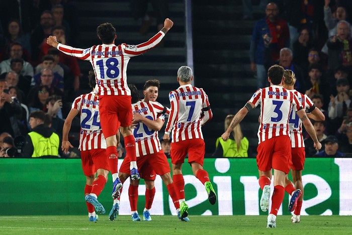 Soccer Football - UEFA Champions League - Quarter Final - First Leg - FC Barcelona v Atletico Madrid - Spotify Camp Nou, Barcelona, Spain - April 8, 2026 Atletico Madrids Julian Alvarez celebrates scoring their first goal with teammates REUTERS/Albe