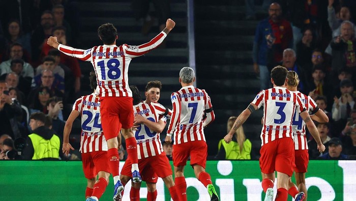 Soccer Football - UEFA Champions League - Quarter Final - First Leg - FC Barcelona v Atletico Madrid - Spotify Camp Nou, Barcelona, Spain - April 8, 2026 Atletico Madrids Julian Alvarez celebrates scoring their first goal with teammates REUTERS/Albe