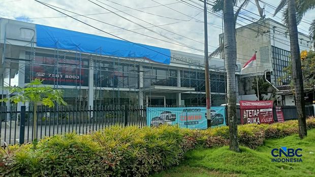 Bangunan dealer Honda menjalani pembaharuan usai operasionalnya dihentikan di Pondok Pinang, Kebayoran Lama, Jakarta Selatan, Kamis (9/4/2026). (CNBC Indonesia/Ferry Sandi)