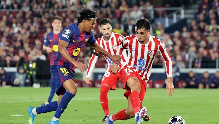 Soccer Football - UEFA Champions League - Quarter Final - First Leg - FC Barcelona v Atletico Madrid - Spotify Camp Nou, Barcelona, Spain - April 8, 2026 FC Barcelonas Lamine Yamal in action with Atletico Madrids Marc Pubill REUTERS/Nacho Doce