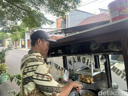 Utak-atik Strategi Abang Siomai dan Bakso di Jaksel Saat Harga Plastik Naik