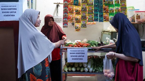 Harga Plastik Naik, Pedagang Minta Pembeli Bawa Tas Sendiri