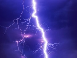 Penyebab Orang Tersambar Petir dan 10 Cara Menghindarinya