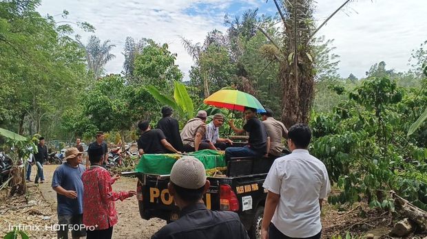 Jajaran Polres Empat Lawang memberi jasa kemanusiaan berupa pengantaran jenazah secara cuma-cuma sebagai penerapan program Presisi Polri di tengah warga. (dok Polda Sumsel)