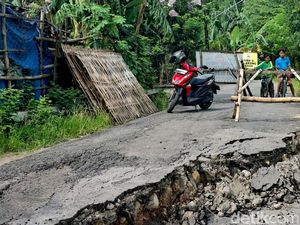 Jalan Desa Kedungdowo Nganjuk Amblas 50 Meter, Longsor Dekati Rumah Warga
