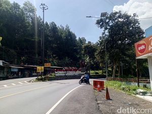 Sempat Tertutup Longsor, Jalan Cadas Pangeran Kembali Normal