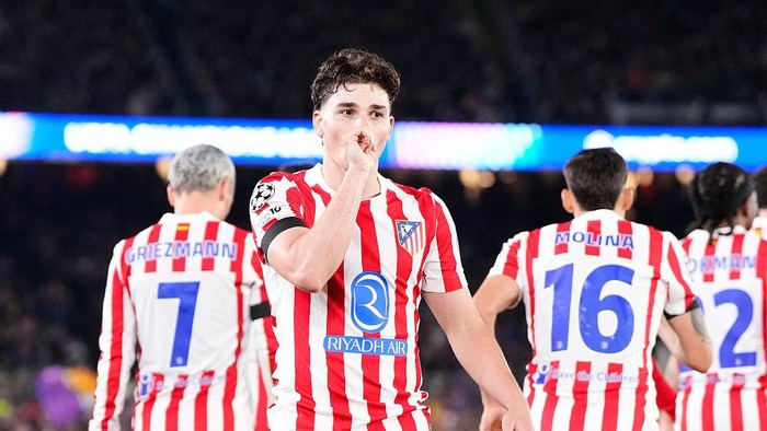 Julian Alvarez merayakan golnya ke gawang Barcelona.